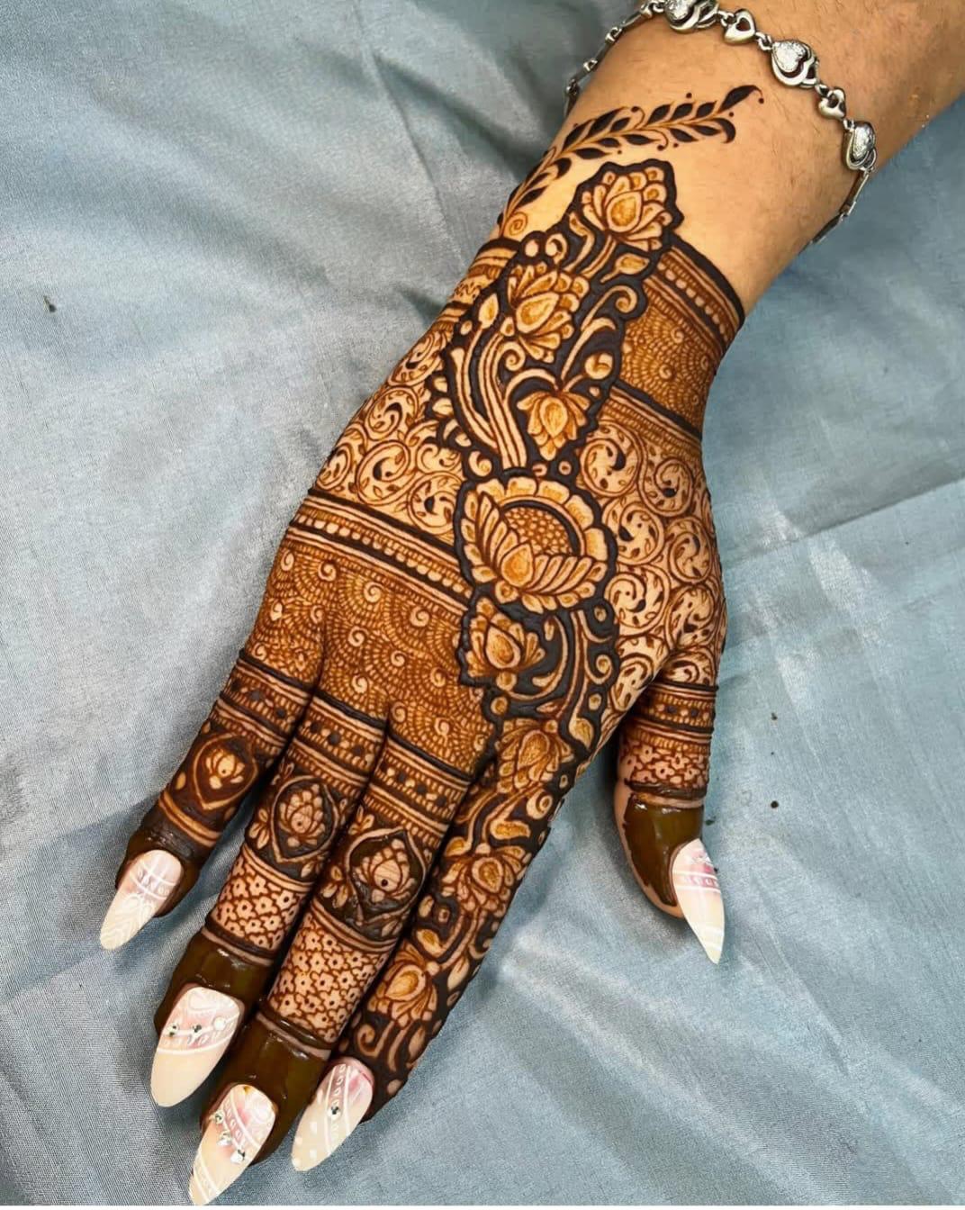 Best Arabic Mehndi Artist in Delhi for Modern Brides